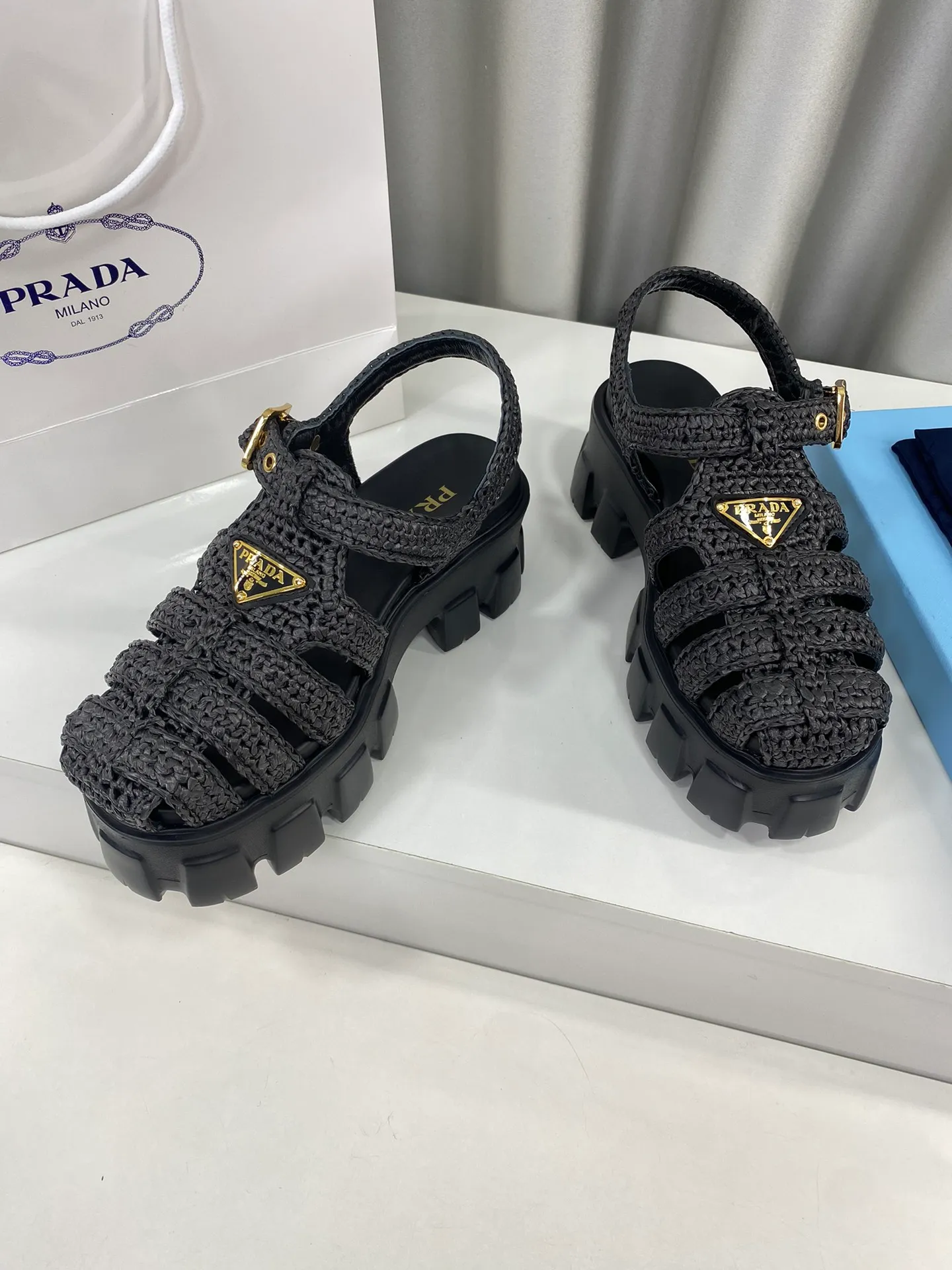 👟👟Ex-factory price 600👟👟 Prada’s latest bamboo cage weaving thick-soled triangle buckle sandals☑️ Latest environmentally friendly PP material, fully handmade crochet, just like knitting sweaters, slow work and meticulous work, retro fashionable thick-soled shoes, with woven uppers, making the whole pair of shoes light and comfortable, bright colors, satisfying a variety of choices for fashionable people with different styles! The iconic metal triangle logo is paired with the shape of ancient beach sandals. Every design element is fashionable! Size: Women's 35-39 (34, 40, custom-made, non-returnable) Full set of counter original packaging